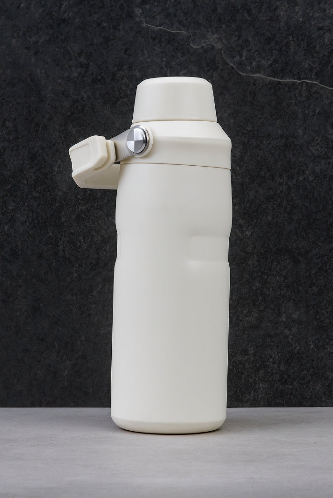 Sleek & Secure – Minimalist Flip-Top Water Bottle"